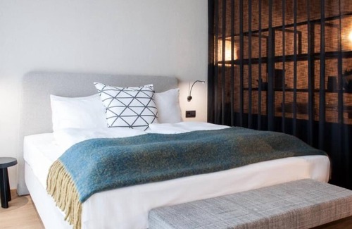 Jewish Quarter House | 2 Modern Units Near to the Museum Aan de Stroom! Parking, Game Room, Bike Rental
