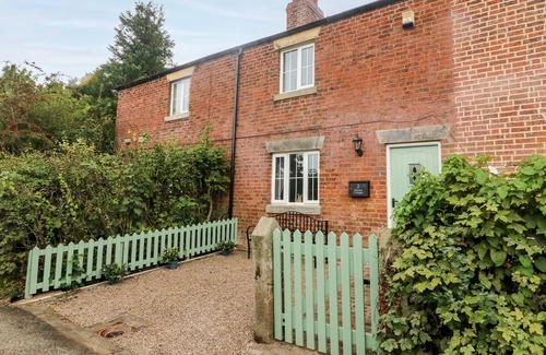 Knott End-on-Sea Cottage | 2 MORTON COTTAGES, pet friendly, with open fire in Garstang
