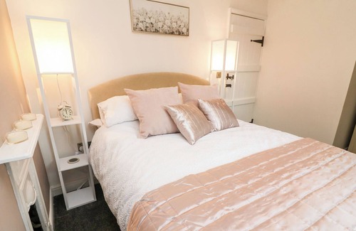 Knott End-on-Sea Cottage | 2 MORTON COTTAGES, pet friendly, with open fire in Garstang