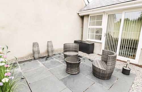 Llangefni Cottage | 2 MOUNTAIN VIEW, pet friendly, character holiday cottage in Llangefni