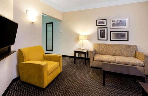 Superstition Springs House | 2 N/S King Bed One-Bedroom w/ Pool View at La Quinta Inn & Stes by Wyndham Mesa
