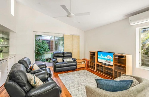 Rainbow Beach House | 2 Naiad Court Rainbow Shores. Walk to beach. Pets welcome. Wifi