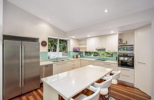 Rainbow Beach House | 2 Naiad Court Rainbow Shores. Walk to beach. Pets welcome. Wifi