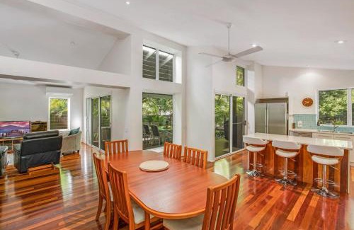 Rainbow Beach House | 2 Naiad Court Rainbow Shores. Walk to beach. Pets welcome. Wifi