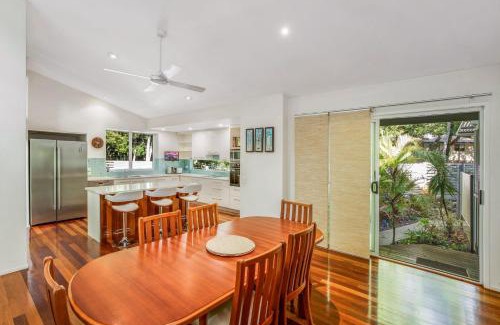 Rainbow Beach House | 2 Naiad Court Rainbow Shores. Walk to beach. Pets welcome. Wifi