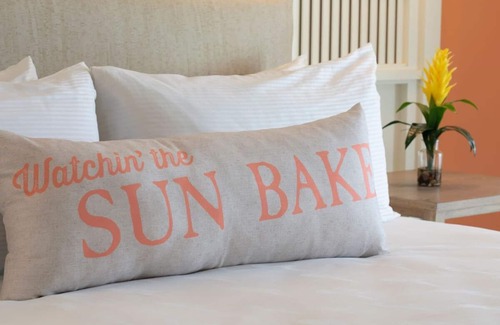 Fort Myers Beach Resort | 2 Oceanview Resort Stays w/Live Entertainment & Bar - Parking