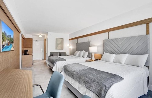 Galt Mile Hotel | 2 Queen Unit w/Balcony at The Garden Hotel | Perfect Spot for Beach Lovers