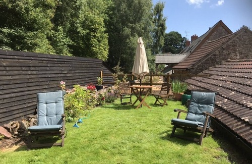Lydney Apartment | 2 self contained bedrooms with private garden in beautiful old mill.