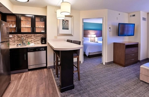 Plantation Resort | 2 Spacious Suites w/Kitchens, Free Breakfast, Outdoor Pool!