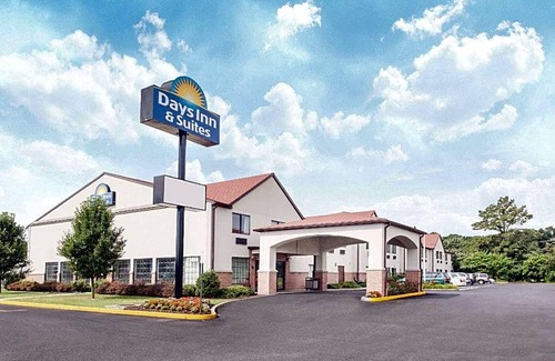 Seaford Hotel | 2-Star Hotel ∙ Days Inn & Suites by Wyndham Seaford