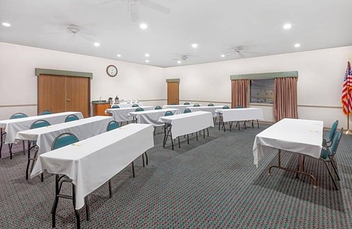 Alpena Hotel | 2-Star Hotel ∙ Days Inn by Wyndham Alpena
