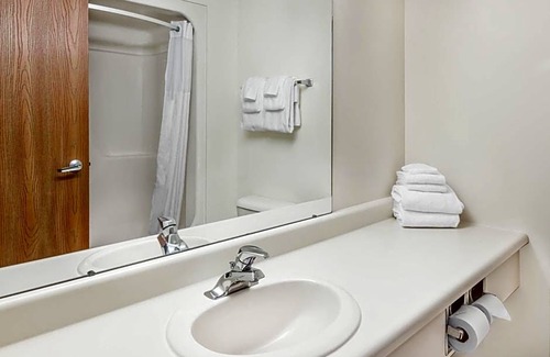 Alpena Hotel | 2-Star Hotel ∙ Days Inn by Wyndham Alpena