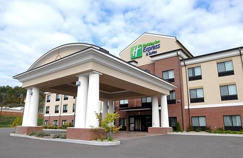 Cambridge Hotel | 2-Star Hotel ∙ Holiday Inn Express & Suites Cambridge, an IHG Hotel