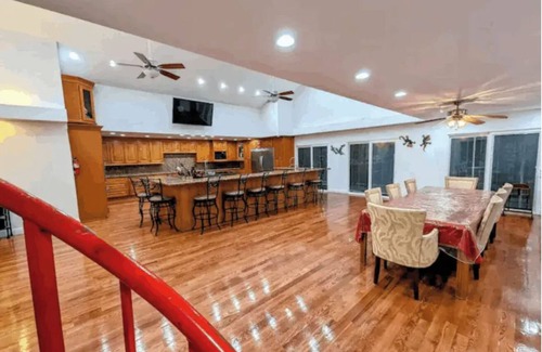 Gulfport House | 2 Stunning Riverfront Homes - Pools, Hot Tubs & So much more! – Sleep up to 45!