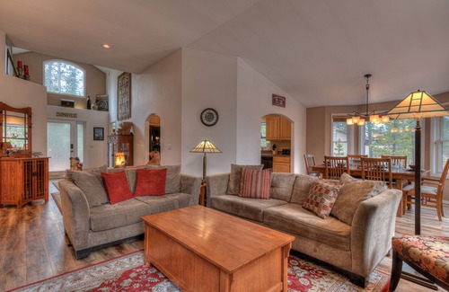 Deer Park House | 2 Suites, Hot Tub, on the Quiet North End- OLLA04