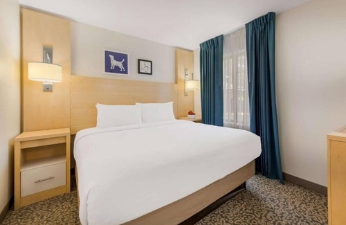 Arrowood Hotel | 2 Suites - Relax in Convenience Close to NASCAR Hall of Fame and Carowinds
