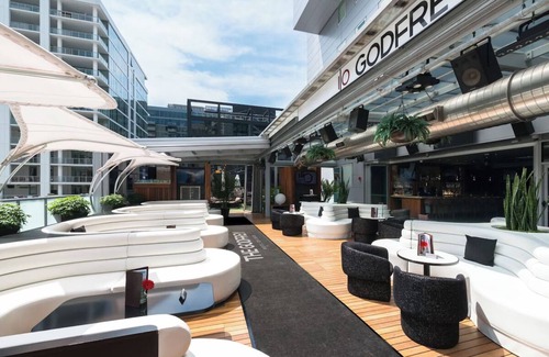 Near North Side Hotel | 2 Suites with Rooftop Lounge & Beautiful Views of Chicago Skyline