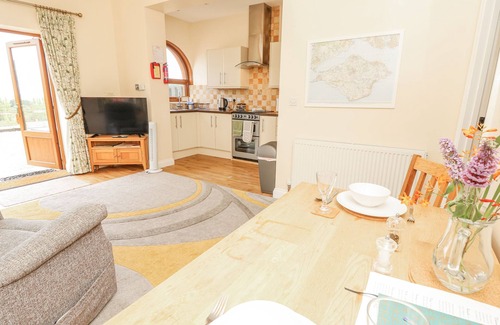 Ryde Cottage | 2 THE STABLES, pet friendly, with a garden in Ryde
