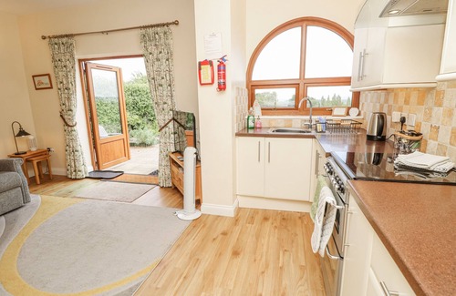 Ryde Cottage | 2 THE STABLES, pet friendly, with a garden in Ryde