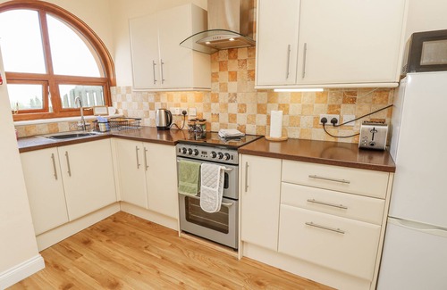 Ryde Cottage | 2 THE STABLES, pet friendly, with a garden in Ryde