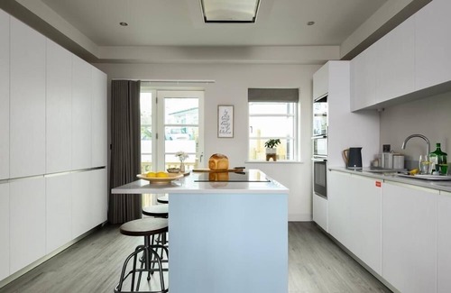 Porth House | 2 The Strand sleeps 8 guests, footsteps from Porth beach