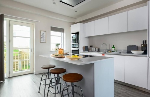 Porth House | 2 The Strand sleeps 8 guests, footsteps from Porth beach