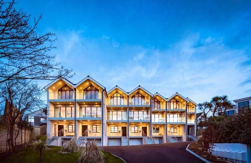 Porth House | 2 The Strand sleeps 8 guests, footsteps from Porth beach