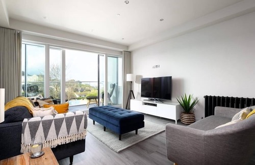 Porth House | 2 The Strand sleeps 8 guests, footsteps from Porth beach