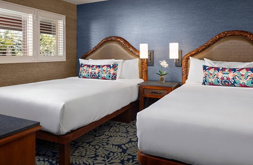 Crown Point Hotel | 2 Units Catamaran Bayfront Suite with 2 Queens | Steps to the Shore