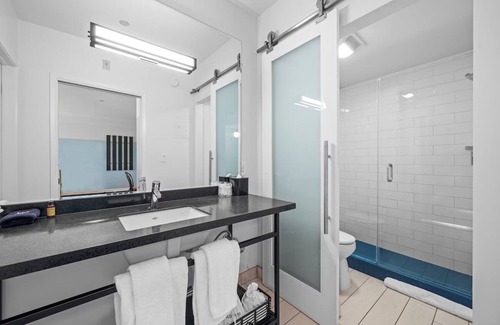 Venice Hotel | 2 Venice Rooms | Balcony | Kitchen | Rooftop | Free Breakfast | Beach Steps Away