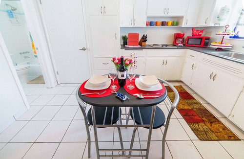 Middle River Terrace Apartment | 🏳️‍🌈 #2: Walk to Wilton Drive (with kitchen)