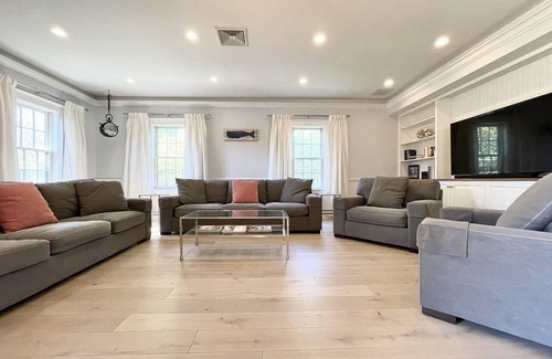 West of Town House | 20 Meadow View Drive, Nantucket Massachusetts nTucked Away