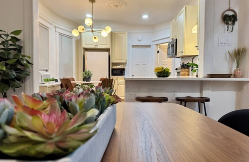 The Heights House | 20 min NYC Private Rm Queen Bed Parking