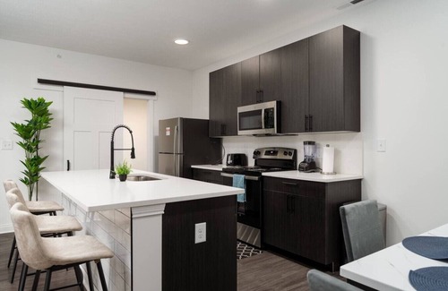 Whitestown Apartment | 20 mins DT | Sleeps 9 | Sunrise Glow Spacious Gym