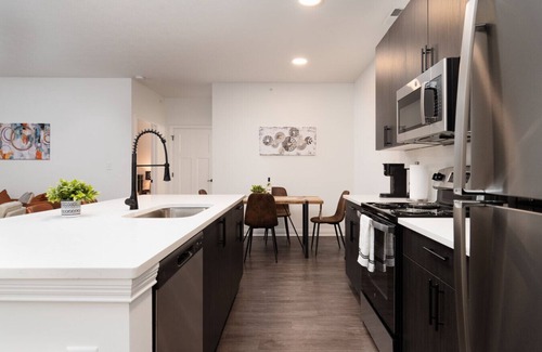 Whitestown Apartment | 20 mins DT | Sleeps 9 | Earthy Elegance Spacious