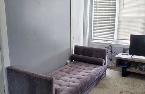 Chatham Apartment | 20 mins to downtown or Indiana