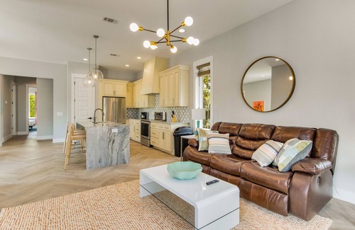 Tradewinds House | 20 mins to Pensacola Beach, Modern Amenities