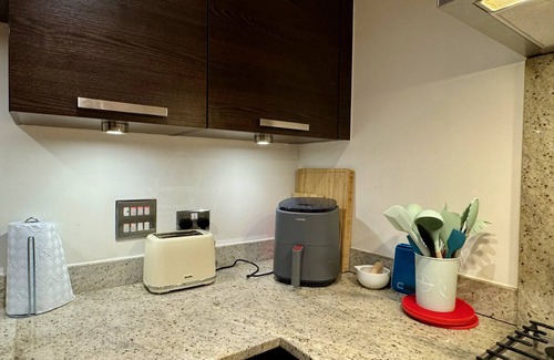 Plaistow and Sundridge Apartment | 20 minutes to Central London! Family-size gated apartment with en-suite bathroom