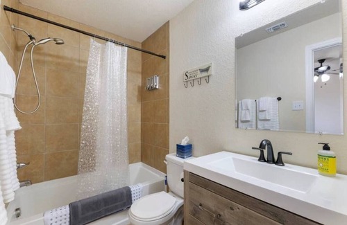 Selma House | 20% OFF Updated 3BR 2.5BTH Townhome - Pet-friendly - Fast WiFi-Driveaway Parking