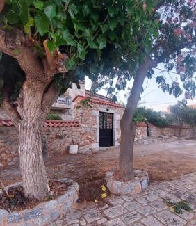 Pyrgou Dirou House | 200 year old 'Kamara Suite' with private garden