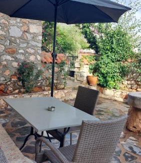 Pyrgou Dirou House | 200 year old 'Kamara Suite' with private garden