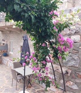 Pyrgou Dirou House | 200 year old 'Kamara Suite' with private garden