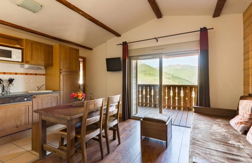 Pla d'Adet Apartment | 200m from resort center, fitness, swimming pool, sauna, hammam, balcony, parking, tv, ski locker