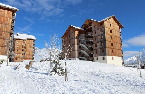 Saint-Etienne-en-Devoluy Apartment | 200m from resort center, 7th floor, view mountain, balcony, parking, tv, ski locker, 21m²