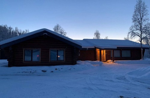 Fox House | 2010 Steese Hwy · Aurora viewing, quiet space, entire log home