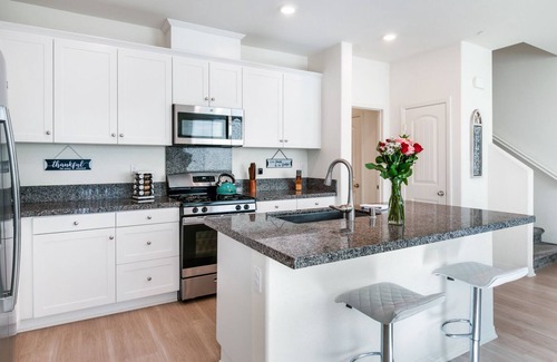Fontana Condo | 2022 Built~Has a Downstairs Suite~Multiple HOA Parks~Monthly~讲中文