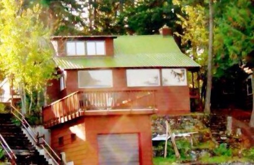 West Glacier Cabin | 2026 bookings open Oct 19 noon PDT. In Glacier Lake front home pvt deck, 3bd 2b
