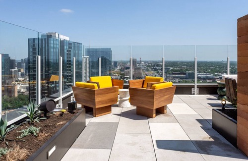 Rainey Street Historic District Apartment | 20th floor condo with pool on Rainey St by Locale