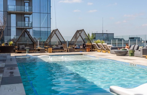 Rainey Street Historic District Apartment | 20th floor condo with pool on Rainey St by Locale