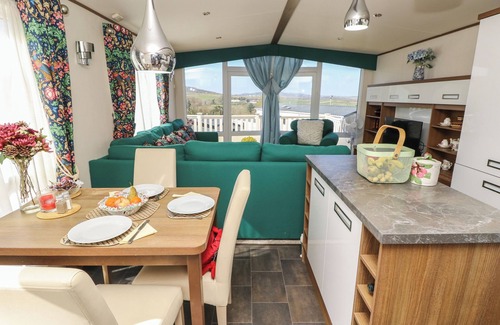 Bembridge Cottage | 21 CAULKERS REST, family friendly, with a garden in Bembridge